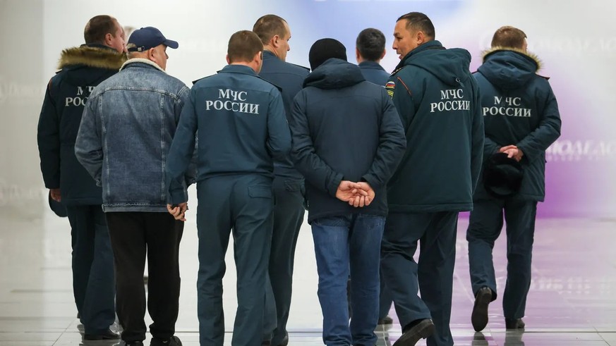 Russische Sicherheitskräfte am Flughafen in Moskau (Symbolbild): Touristen dürfen bald nur ins Land, wenn sie eine besondere Erklärung unterschreiben.