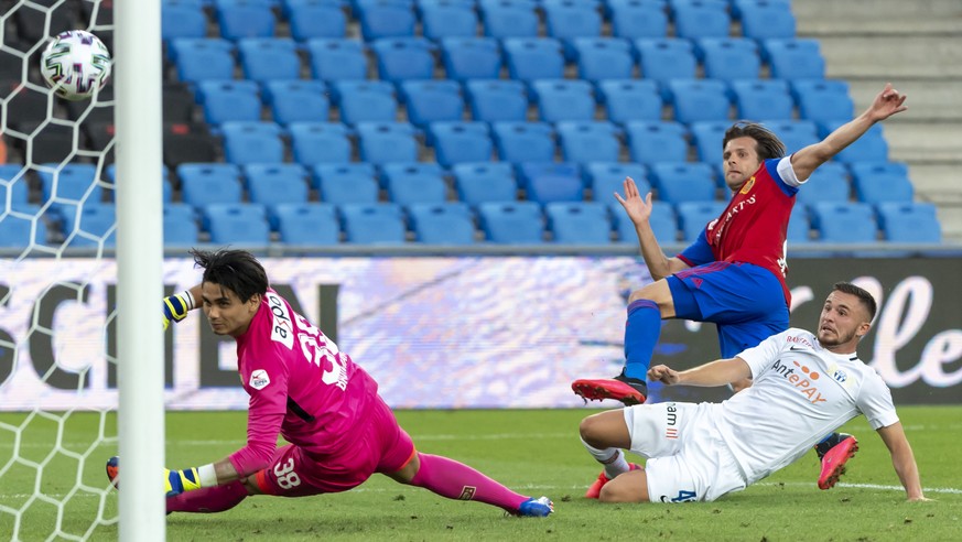 Basel&#039;s Valentin Stocker, center, scores against Zuerich&#039;s Lavdim Zumberi, right, and goalkeeper Novem Baumann, left, during the Super League match between FC Basel 1893 and FC Zuerich at th ...