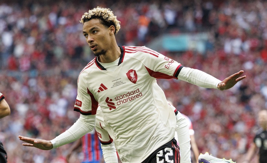 epaselect epa12292353 Hugo Ekitike of Liverpool (C) celebrates scoring the 0-1 goal during the FA Community Shield match between Crystal Palace and Liverpool at the Wembley Stadium in London, Great Br ...