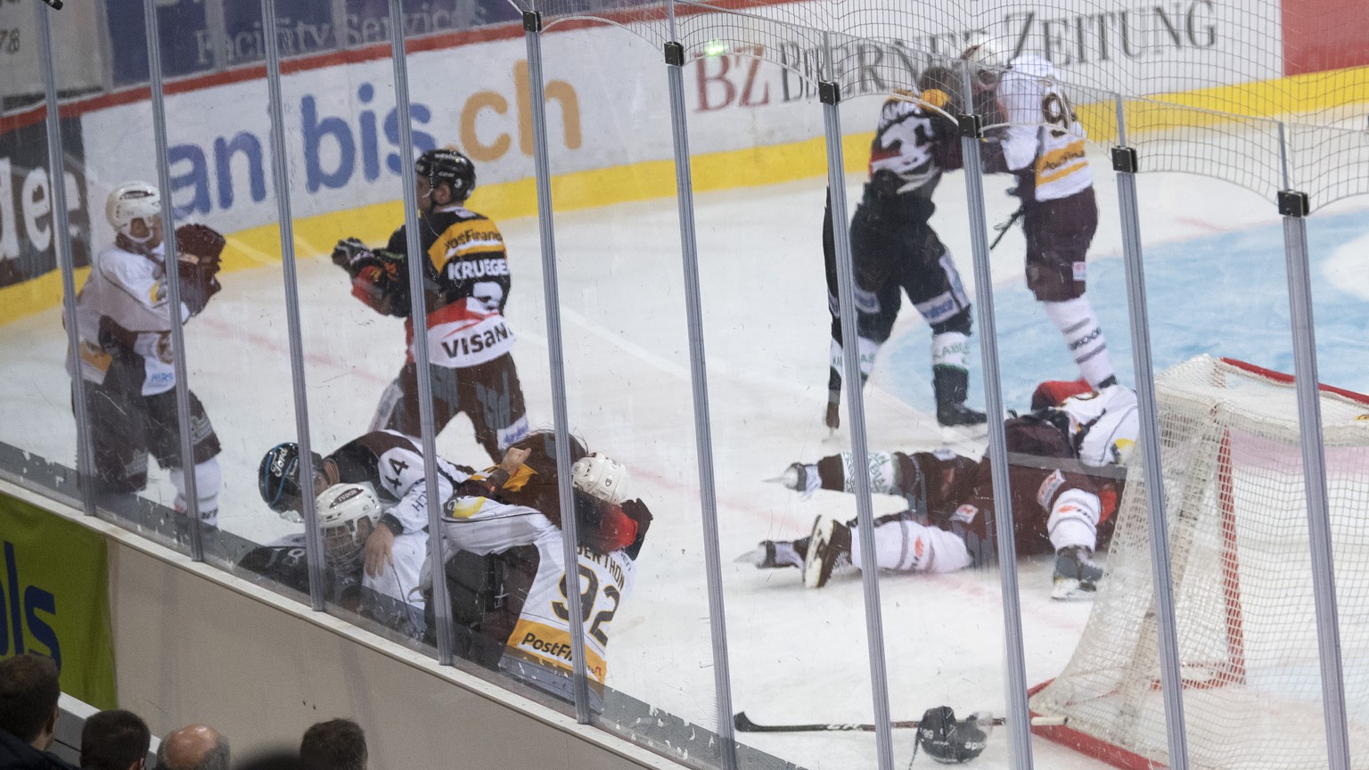 Spieler von Bern und Servette liefern sich eine Schlaegerei waehrend dem Eishockey National League Spiel zwischen dem SC Bern und den HC Genf-Servette, am Dienstag 13. November 2018, in der Post Finan ...