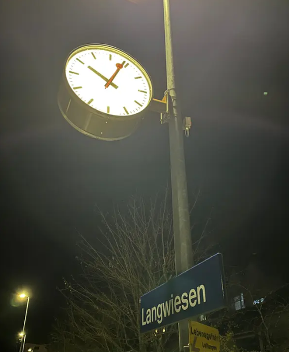 22.04 Uhr, Ankunft in Langwiesen ZH. Der eigentlich zentral gelegene Kanton Zürich kam wegen eines Zwischenfalls als letzter dran.