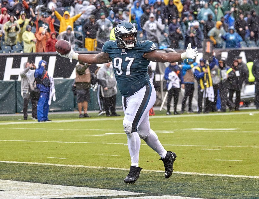 October 9, 2022, Philadelphia, Pennsylvania, USA: Philadelphia Eagles defensive tackle Javon Hargrave 97 runs down field after recovering a fumble in the second half during a NFL, American Football He ...