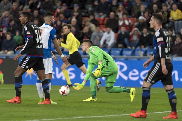 Der Basler Torhueter Tomas Vaclik, Mitte, in Aktion im Fussball Meisterschaftsspiel der Super League zwischen dem FC Basel 1893 und dem Grasshopper Club Zuerich im Stadion St. Jakob-Park in Basel, am  ...