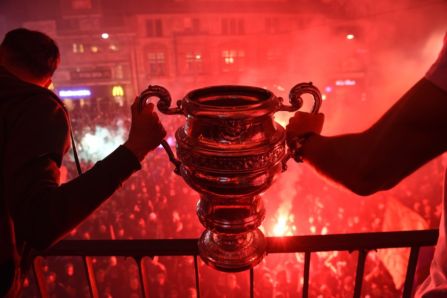 Die Spieler des FC Basel feiern mit ihren Fans den Sieg im Schweizer Cupfinal, an der Feier des FC Basel zum Cupsieg gegen Sion, am Donnerstag, 25. Mai 2017, auf dem Barfuesserplatz in Basel. (FC Base ...