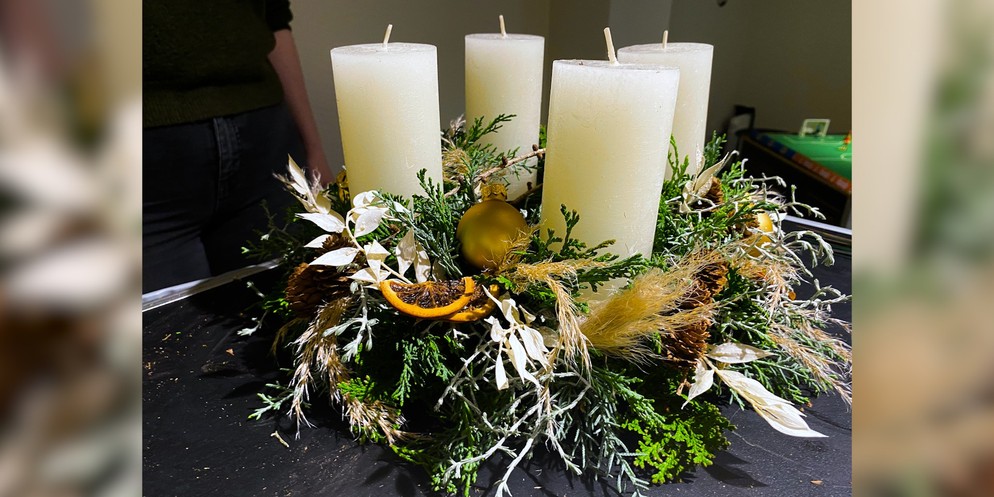 Die Berner Floristin, Melanie Kämpf, zeigt wie man am besten einen Adventskranz selber kreiert.