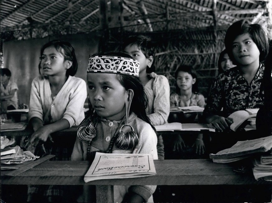 Hochschulen / Bildung / P‰dagogen / Professoren / Schulen / Studenten / Lehrer / Universit‰ten 1972 H‰ngen die Ohren herunter Juwelenbesetzte Ohren Aknd Ank, ehemalige Sch¸lerin der Ohio State Univers ...