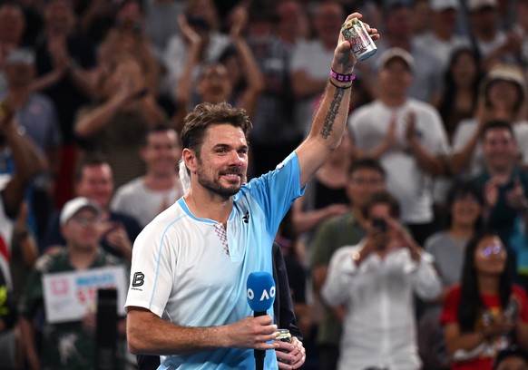 <p>Cheers! Zum Abschied gönnt sich Stan Wawrinka zum Gaudi der trinkfreudigen Aussies auf den Tribünen ein Bierchen.</p>