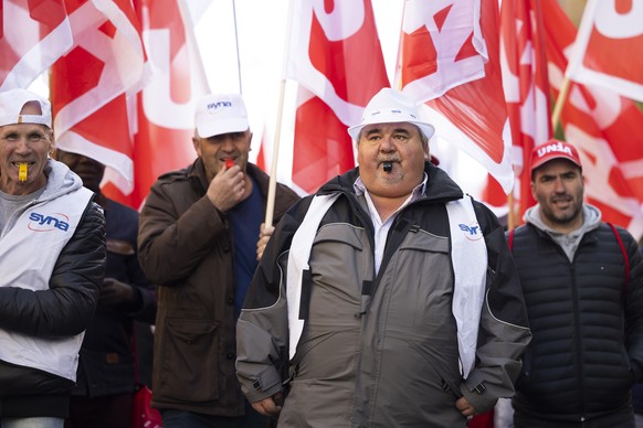 Bauarbeiter protestieren gegen die Verschlechterung der Arbeitsbedingungen waehrend einer Demonstration, am Montag, 7. November 2022, in Fribourg. Die Bauarbeiter kaempfen gegen eine Verschlechterung  ...