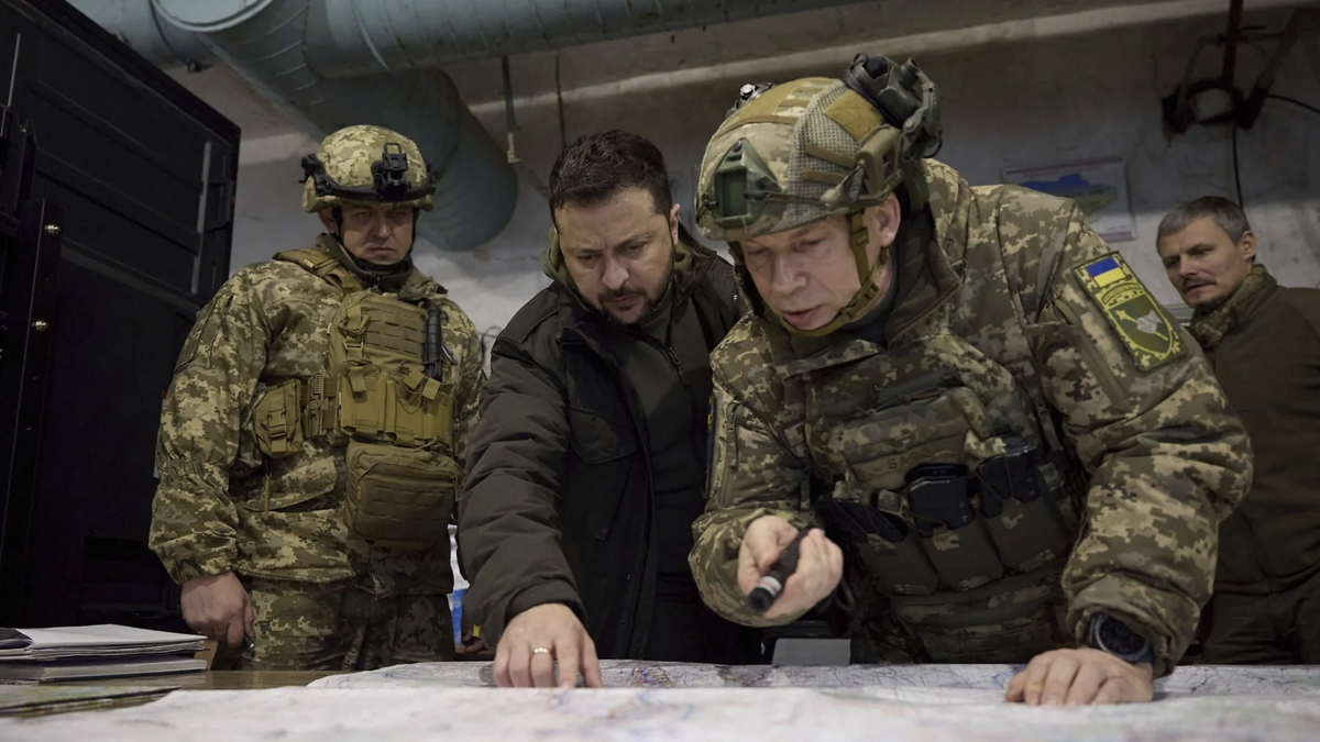 Le président ukrainien Zelensky et son commandant en chef Syrsky.