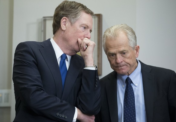epa06590333 Director of the White House National Trade Council Peter Navarro (R) and Director of the Office of US Trade Representative Robert Lighthizer (L) speak with one another before the signing o ...