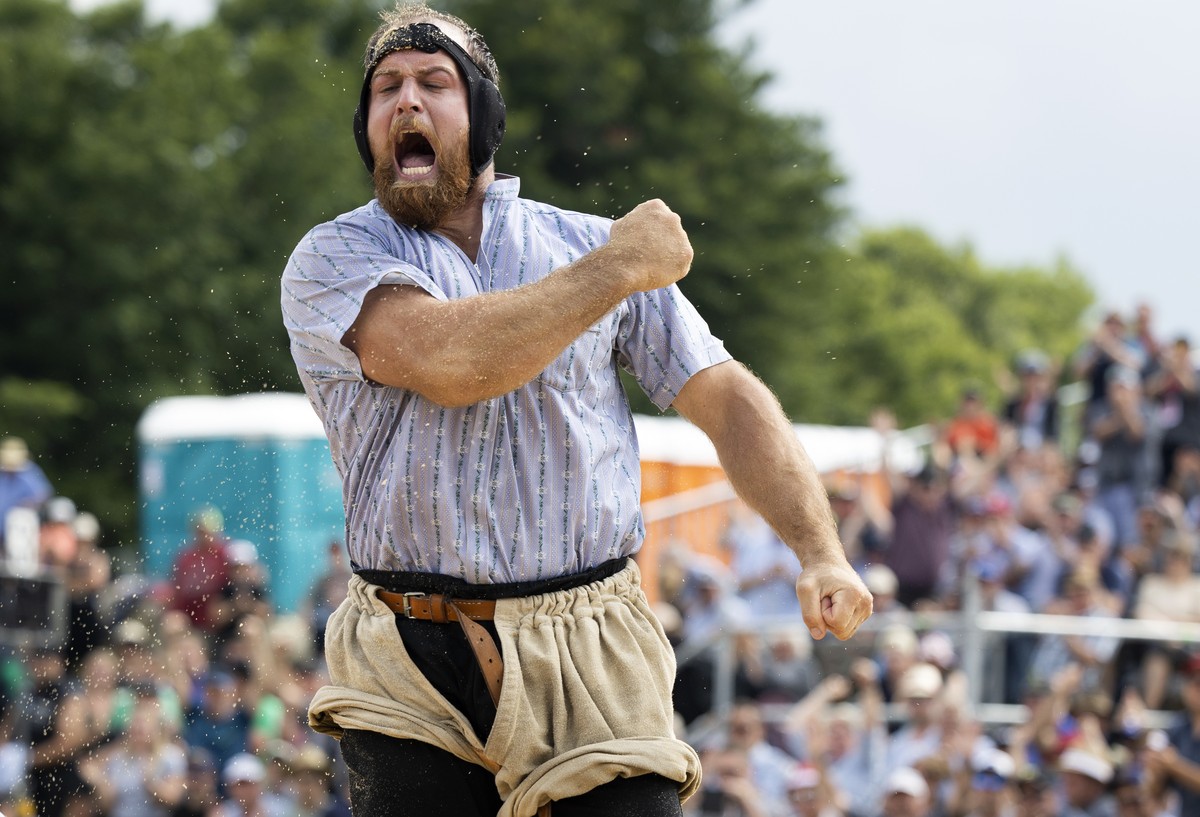 Matthias Aeschbacher jubelt nach seinem Sieg im Schlussgang gegen Domenic Schneider, beim Weissenstein Schwinget, am Samstag, 23. Juli 2022 auf dem Weissenstein. (KEYSTONE/Peter Klaunzer)