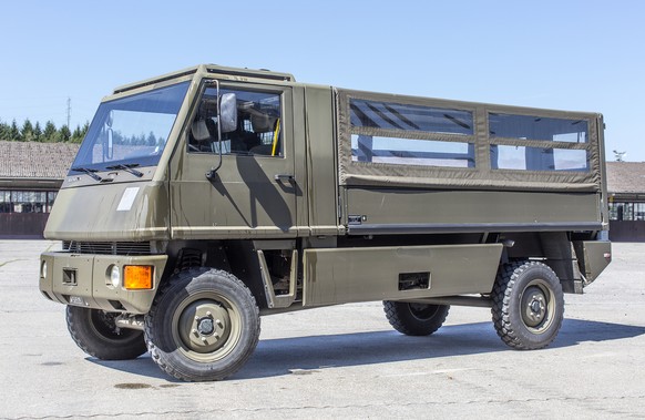 ARCHIV - ZUR EINREICHUNG DER KORREKTUR-INITIATIVE STELLEN WIR IHNEN FOLGENDES BILDMATERIAL ZUR VERFUEGUNG - A Bucher Duro light lorry of the Swiss Armed Forces, pictured in Hinwil in the Canton of Zur ...