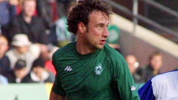 Der ballfuehrende Bremer Marco Bode, links, wird am Samstag, 16. Maerz 2002, in der Fussball-Bundesligapartie SV Werder Bremen - Hertha BSC von den Berlinern Torben Max, mitte, und Denis Lapaczinski,  ...