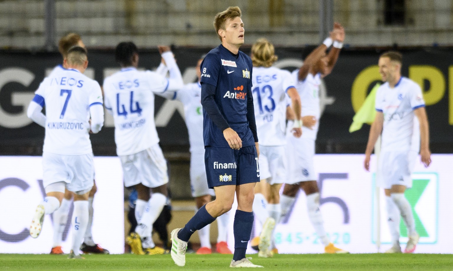 Le milieu zuerichois Tobias Schaettin, centre, montre sa deception alors que les joueurs lausannois celebrent le 2 a 0 lors de la rencontre de football de Super League FC Lausanne-Sport et le FC Zueri ...