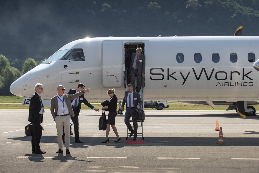 Landung der ersten Maschine der SkyWork Airlines auf dem Flughafen Lugano Agno mit SkyWork CEO Martin Inaebnit, links, und dem Direktor des Flughafen Lugano Agno, Maurizio Merlo, rechts, am Mittwoch,  ...