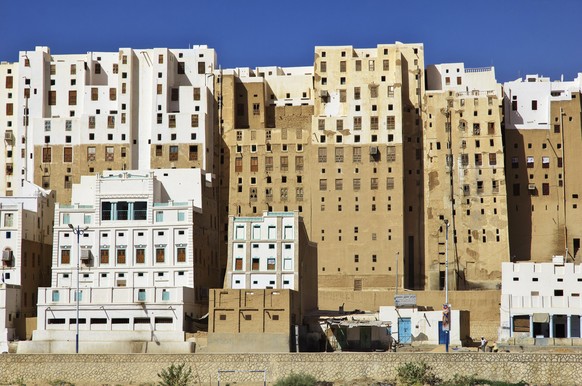 Die alte Stadt von Schibam, Jemen, umfasst eine Fläche von 250 Meter × 350 Meter und ist für ihre mehrstöckigen Wohnhäuser aus Lehmziegeln berühmt. Viele der Gebäude sind bis zu 25 Meter hoch und habe ...