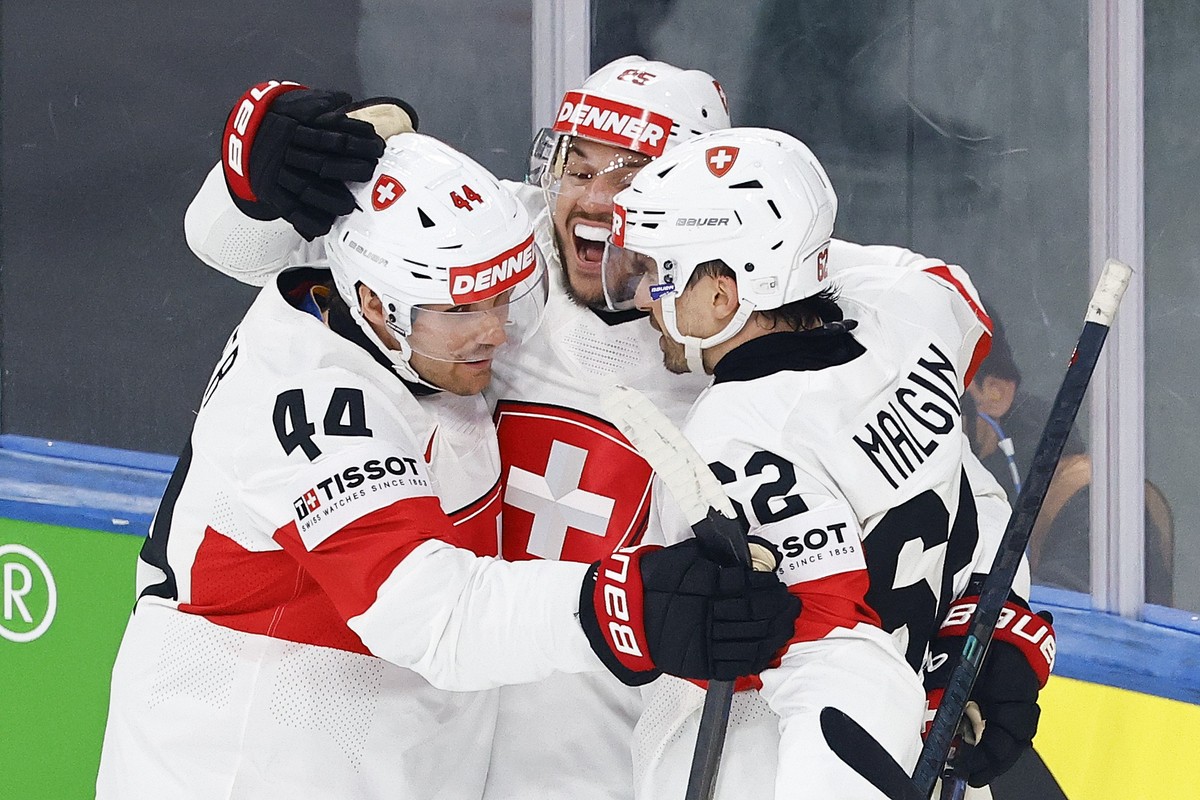 Le lien entre Denis Malgin (à droite) et Sven Andrighetto (au fond) a permis à la Suisse de battre les Etats-Unis vendredi en ouverture du Mondial 2026.