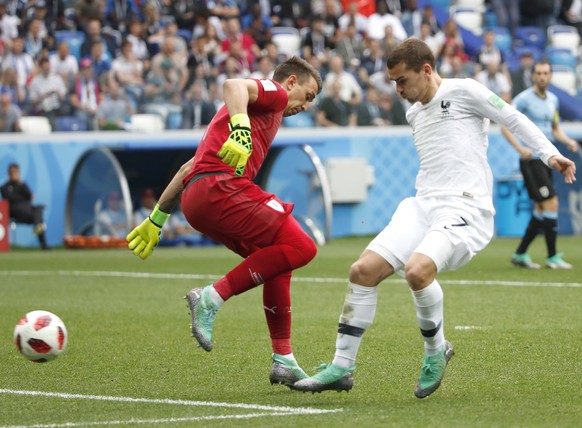 epa06868518 Antoine Griezmann (R) of France and goalkeeper Fernando Muslera of Uruguay in action during the FIFA World Cup 2018 quarter final soccer match between Uruguay and France in Nizhny Novgorod ...