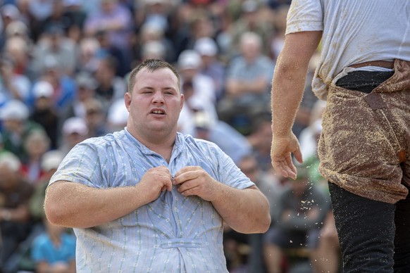 Der Schlussgang zwischen Christian Schuler, rechts, und Domenic Schneider, links, endet gestellt, so dass Benji von Ah den Festsieg feiern kann, beim traditionellen Schwing und Aelplerfest auf der Rig ...