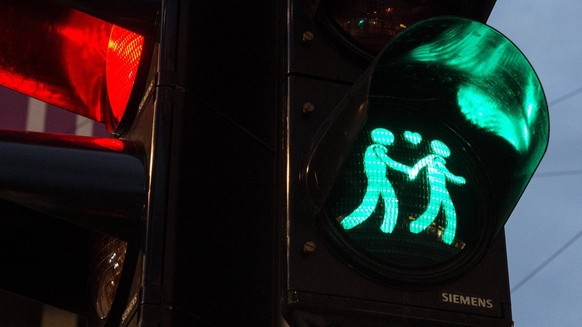 Ampelp�rchen in Linz Linz THEMENBILD - Ampelpaerchen an der Mozartkreuzung in Linz, Aufgenommen am 10. Oktober 2016 // A traffic light at the Mozart crossroads in Linz, Austria pictured on 2016/10/10. ...