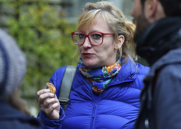 Die abgewaehlte Gruene Berner Nationalraetin Aline Trede waehrend dem Eingang von Ergebnissen der Eidgenoessischen Wahlen am Sonntag, 18. Oktober 2015 im Rathaus in Bern. (KEYSTONE/Lukas Lehmann)