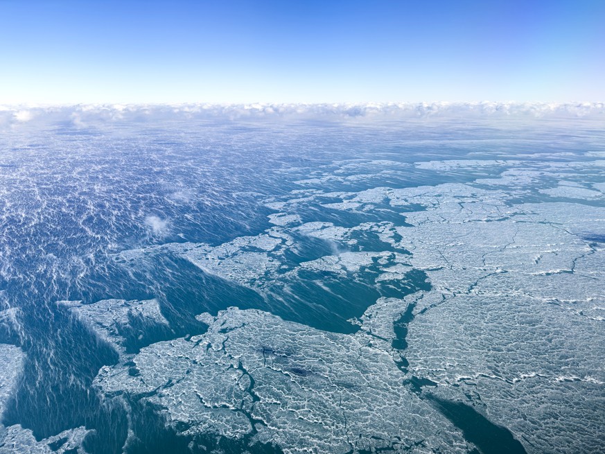 epa11083797 Ice forms on Lake Michigan following an Arctic blast that brought record low temperatures to much of the Midwest outside Chicago, Illinois, USA, 16 January 2024. According to the flight tr ...