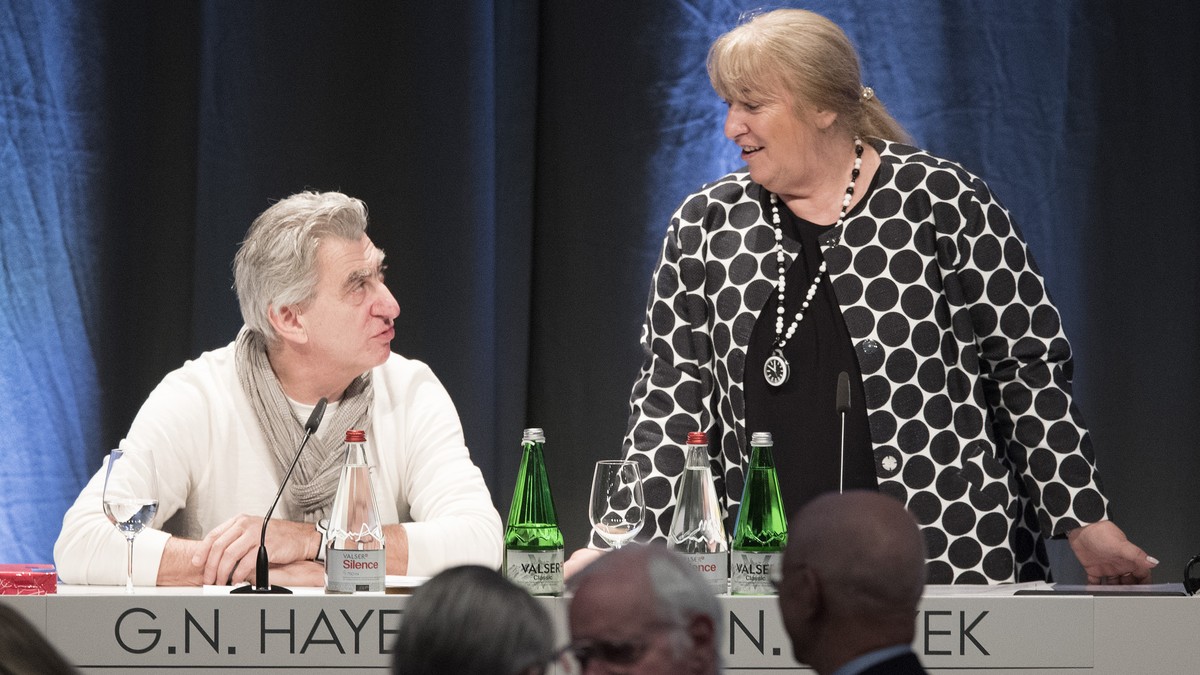 Nick Hayek, Praesident der Konzernleitung und Mitglied des Verwaltungsrates, links, und Nayla Hayek, Praesidentin des Verwaltungsrates der Swatch Group, anlaesslich der ordentlichen Generalversammlung ...