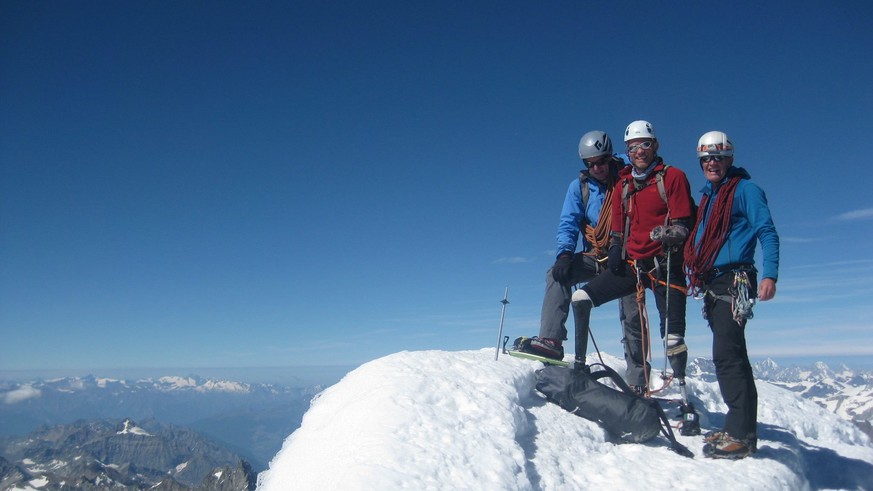 Jamie Andrew (Mitte), gemeinsam mit zwei Bergführern, auf der Spitze des Matterhorns&nbsp;