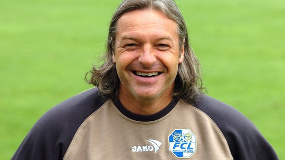 FCL Assistenztrainer Stephan Lehmann beim offiziellen Fototermin des Fussballclubs am Mittwoch, 17. August 2005 im Stadion Allmend des Fussballclubs Luzern. (KEYSTONE/Sigi Tischler)