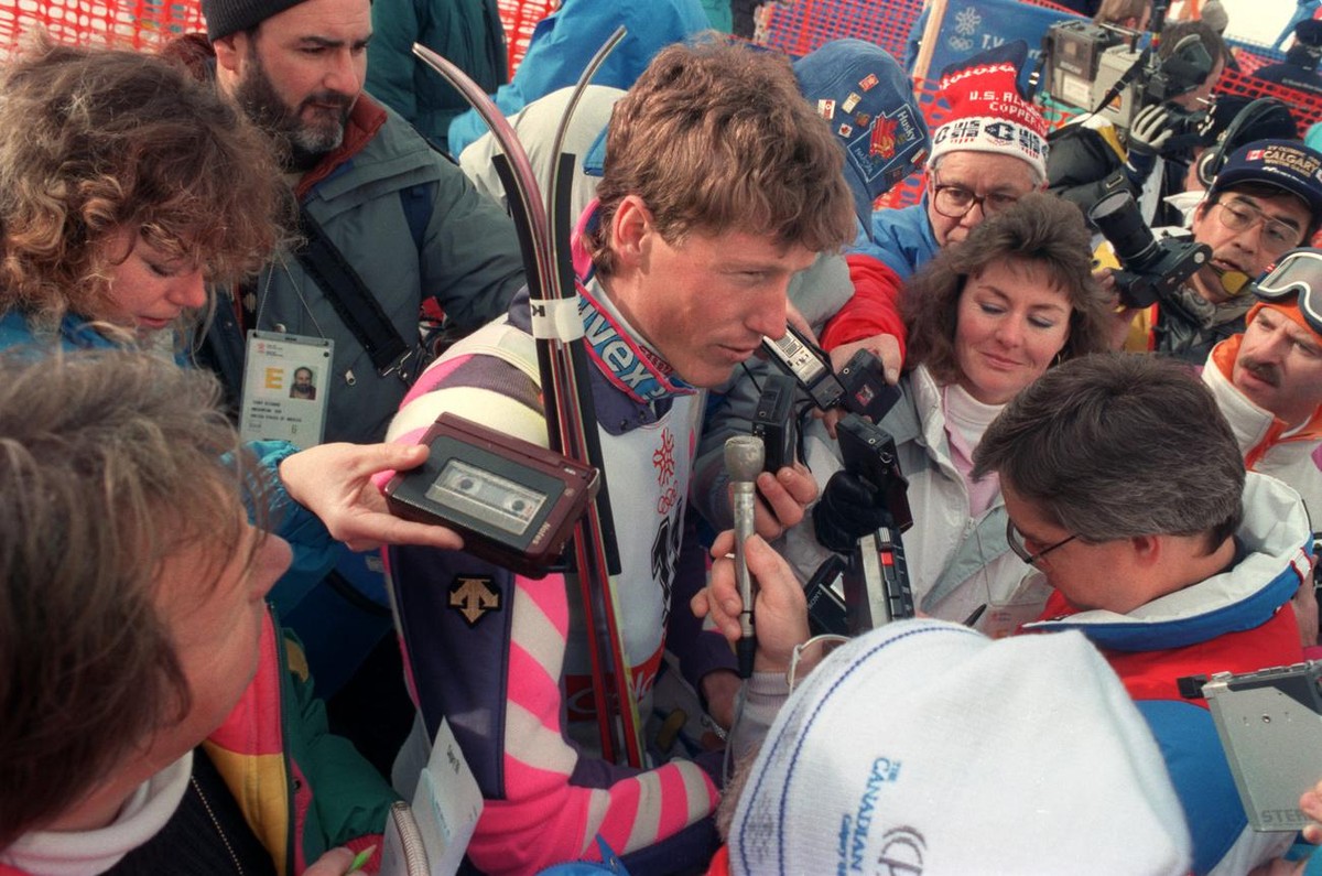 Die Presse umlagert Pirmin Zurbriggen, Schweiz, nach dessen Sieg in der Ski alpin Abfahrt der olympischen Winterspiele 1988 in Calgary. (KEYSTONE/Thomas Studhalter)