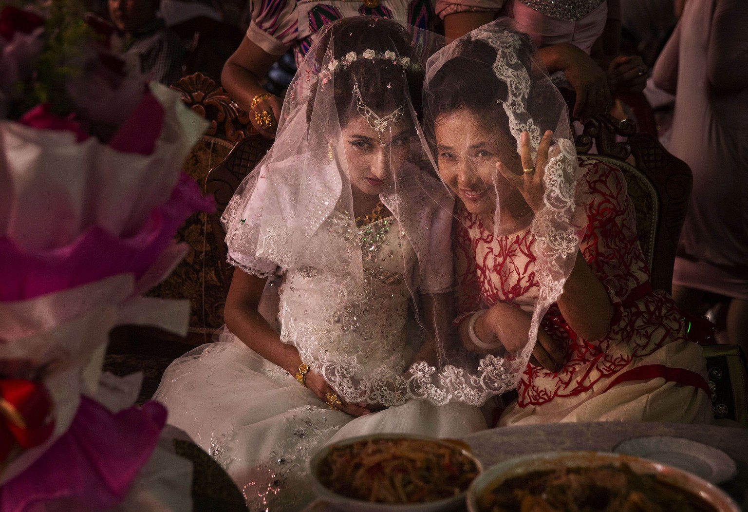 Hochzeitsfeier: Eine uigurische Braut mit einer Freundin.&nbsp;