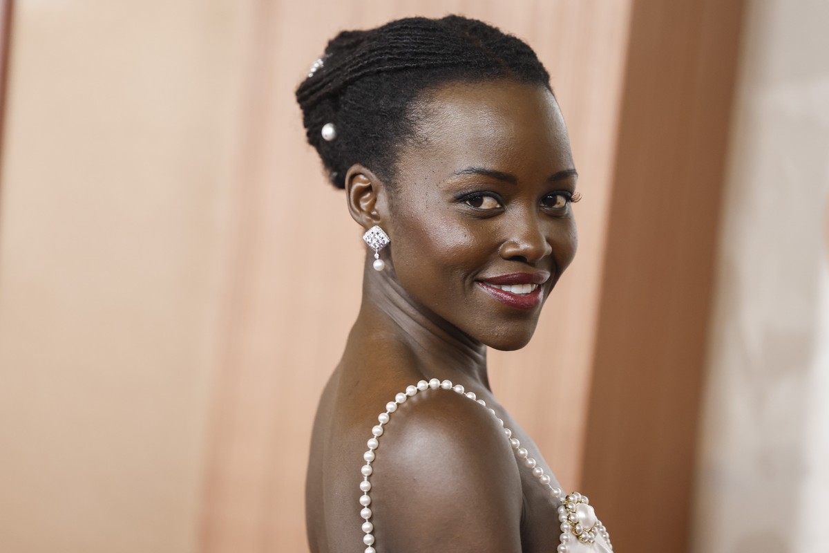 epa11936010 Kenyan-Mexican actor Lupita Nyong'o arrives on the red carpet during the 97th annual Academy Awards ceremony at the Dolby Theatre in the Hollywood neighborhood of Los Angeles, Califor ...