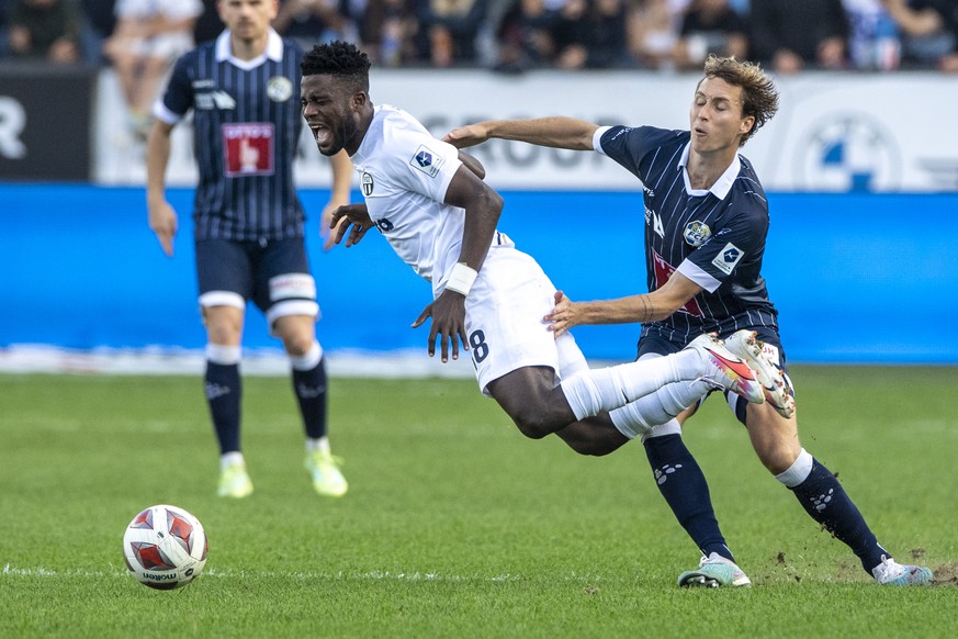 Daniel Afriyie, mitte, von Zuerich im Spiel gegen Nici Haas, rechts, von Luzern beim Super League Meisterschaftsspiel zwischen dem FC Luzern und dem FC Zuerich vom Sonntag, 1. Oktober 2023 in Luzern.  ...