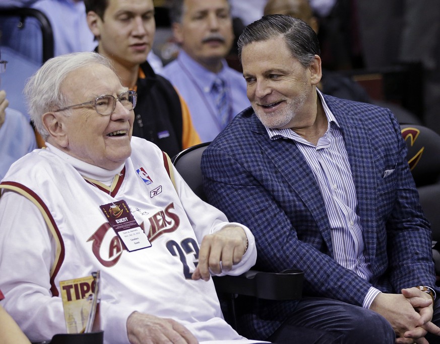 Basketball-Buddys: die Milliardäre Warren Buffett und Dan Gilbert (r.).