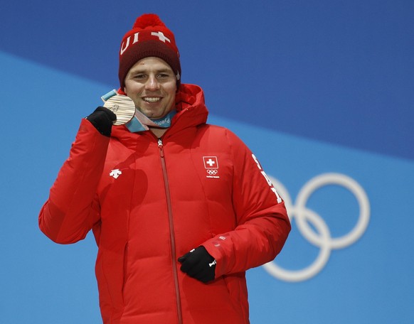 Bronze medalist in the men&#039;s downhill Beat聽Feuz, of Switzerland, smiles during the medals ceremony at the 2018 Winter Olympics in Pyeongchang, South Korea, Thursday, Feb. 15, 2018. (AP Photo/Patr ...