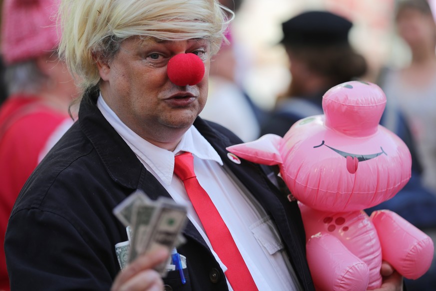 epa05986899 A protestor mocks US president Donald Trump during protests against the upcoming NATO meeting in front of North Railway Station in Brussels, Belgium, 24 May 2017. NATO member countries&#03 ...