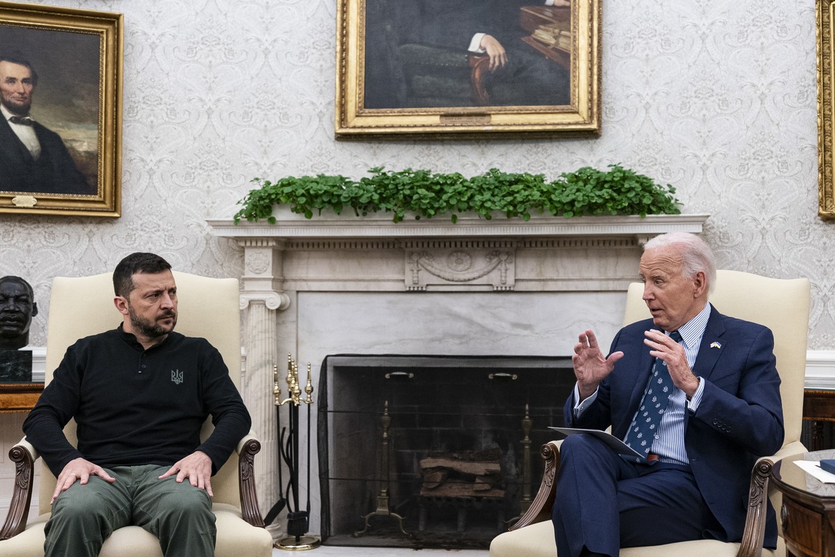 epa11627256 US President Joe Biden (R) and Ukrainian President Volodymyr Zelensky (L), during a meeting in the Oval Office of the White House in Washington, DC, USA, 26 September 2024. President Biden ...