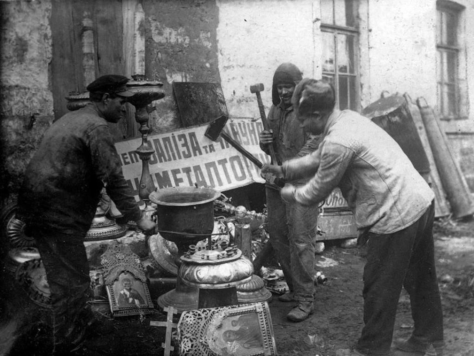 Soviet workers dismantling Orthodox Church furnishing for scrap metal, 1922 (1021x768)
