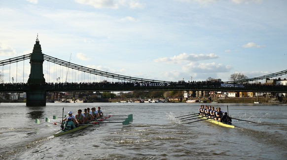 Oxford (rechts) schlug Cambridge und verkürzte auf 79:81.