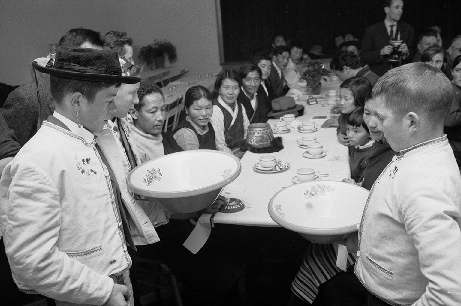 Ankunft von tibetanischen Flüchtenden 1962 in Waldstatt (AR).
https://ba.e-pics.ethz.ch/catalog/ETHBIB.Bildarchiv/r/962937/viewmode=infoview