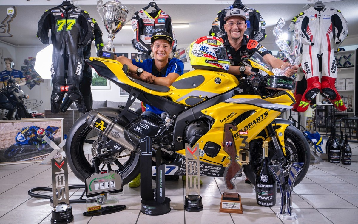 Dominique und Kevin Aegerter und jede menge Trophäen.
