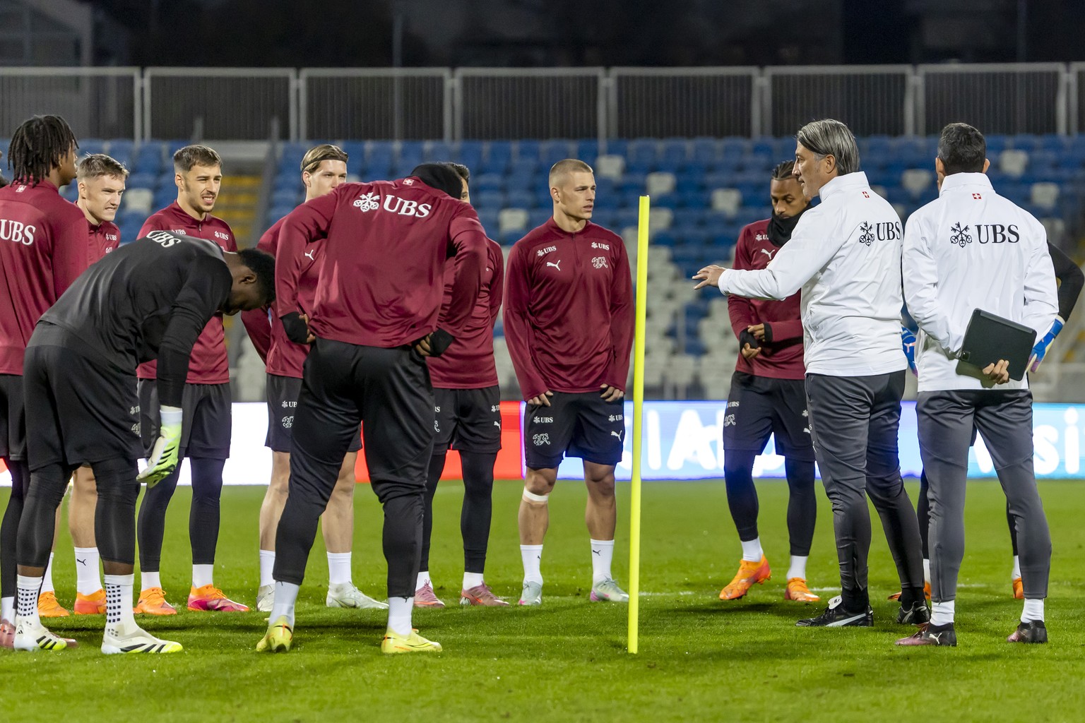 Switzerland's head coach Murat Yakin, right, speaks to his players during a training session of Switzerland team, one day before the FIFA 2026 World Cup Group B qualifying soccer match against Ko ...