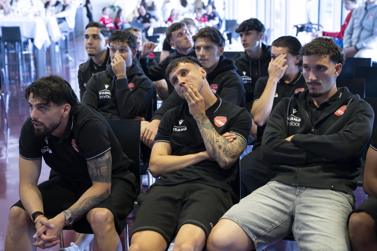 Thun's Kastriot Imeri, Justin Roth, Dominik Franke and Valmir Matoshi, from left, are disapointed during their watch on TV the soccer game between Young Boys Bern and FC St. Gallen, at the Stockh ...