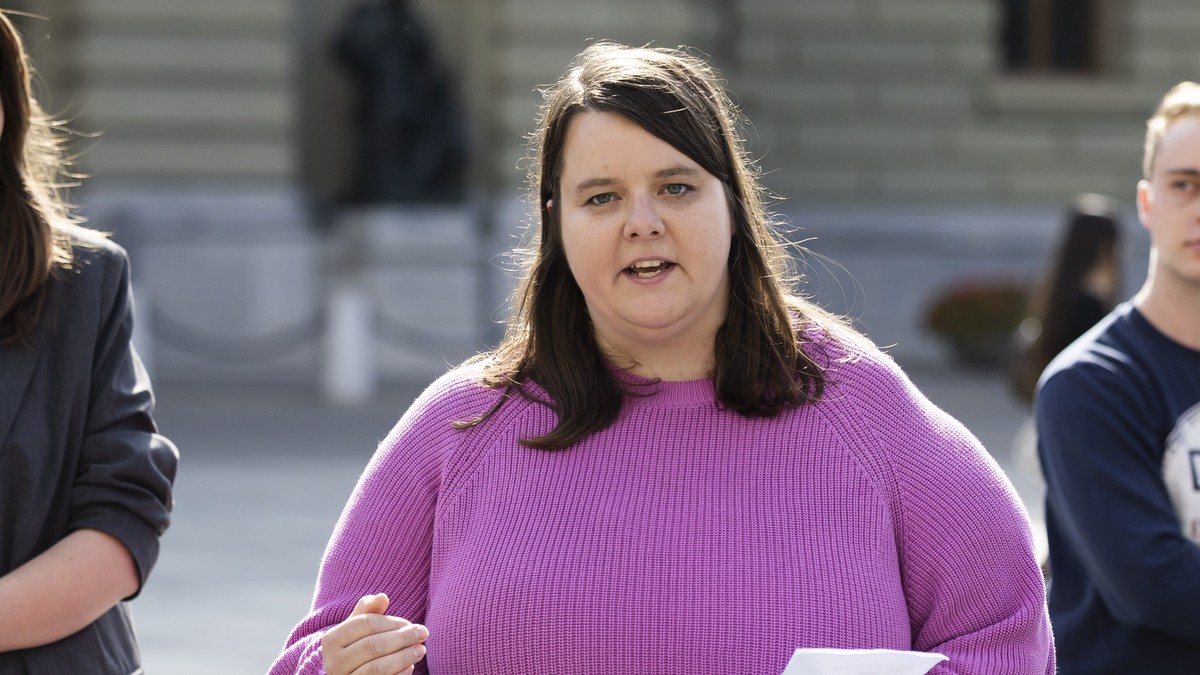 Lea Blattner, Co-Praesidentin Junge EVP, Mitte, spricht neben Loa Wild, Vize-Praesidentin Junge GLP, links, bei der Aktion "Ja zur Nationalen Service-Citoyen-Initiative", am Freitag, 10. Okt ...