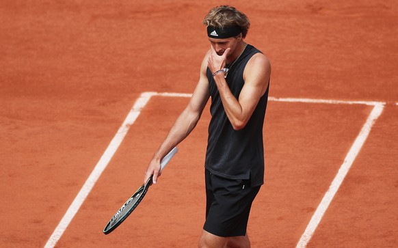 epa09974664 Alexander Zverev of Germany in the men&#039;s second round match against Sebastian Baez of Argentina during the French Open tennis tournament at Roland Garros in Paris, France, 25 May 2022 ...