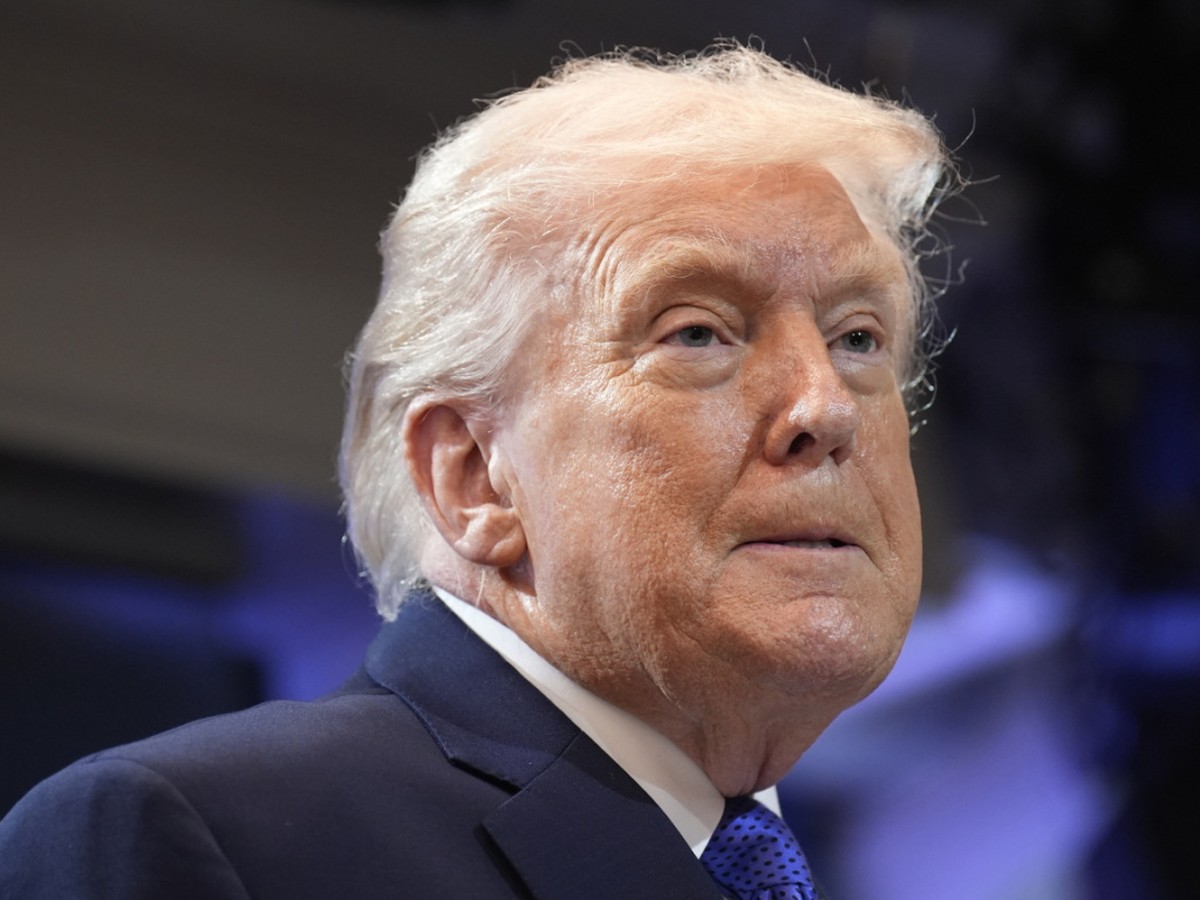 Le président américain Donald Trump a annoncé samedi des nouveaux droits de douane en réaction à la décision de la Cour suprême.