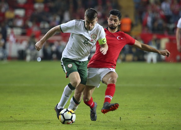 Turkey&#039;s Emre Akbaba, right, and Seamus Coleman, of Republic of Ireland fight for the ball during an international friendly soccer match between Turkey and Republic of Ireland in Antalya, Turkey, ...