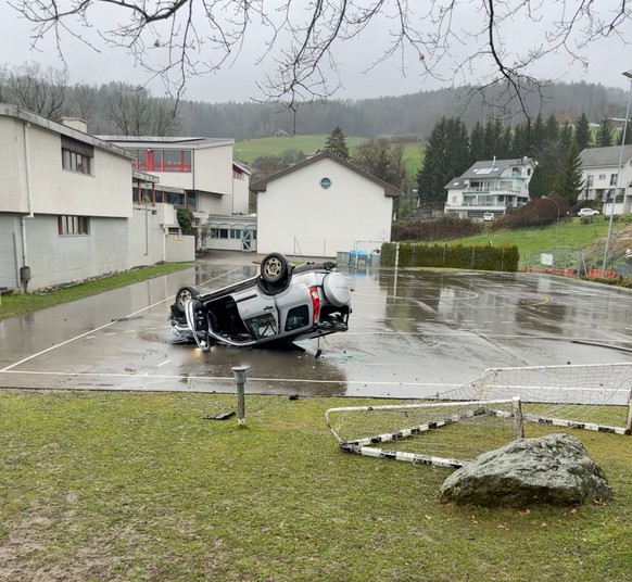 Drei Personen bei Selbstunfall mit Personenwagen verletzt
Dagmersellen – Ortsteil Uffikon

Heute Morgen ereignete sich auf der Dorfstrasse in Uffikon ein Selbstunfall. Ein Personenwagen durchbrach ein ...