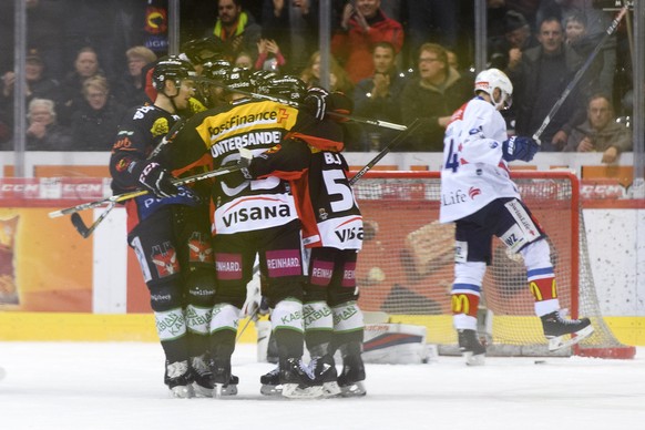 Spieler von SC Bern jubeln nach dem zweite Tor (2-2), im ersten Eishockey Playoff-Halbfinalspiel der National League zwischen dem SC Bern und dem ZSC Lions, am Dienstag, 27. Maerz 2018, in der PostFin ...