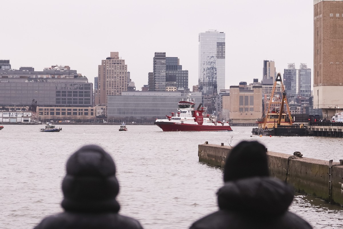epa12023944 Emergency responders on the scene of a helicopter that crashed into the Hudson River in Jersey City, New Jersey, USA, 10 April 2025. Early unconfirmed reports are that as many as six peopl ...